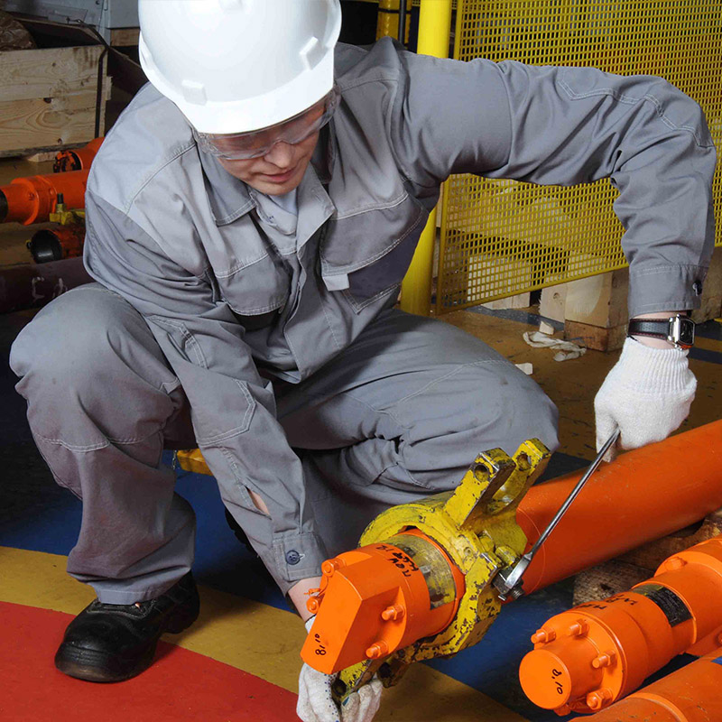 Trabajador preparando un sistema de BES de bajo caudal